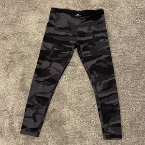 Black & grey camo Capri leggings